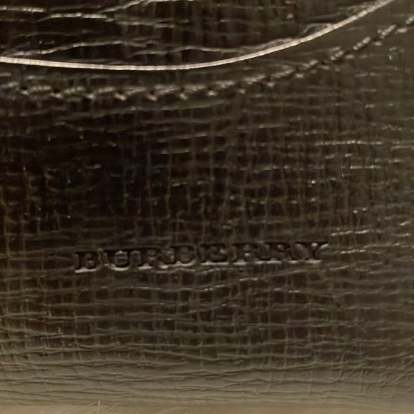 Burberry’s black clutch - Picture 2 of 11